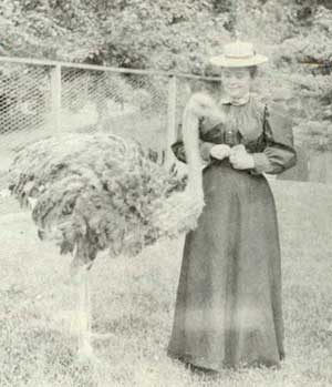 Mary Elitch met struisvogel